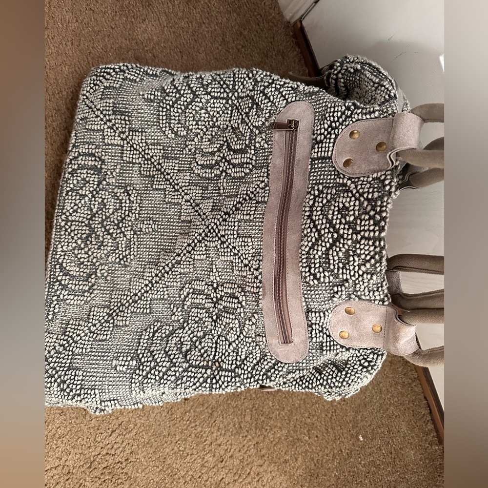 Vici travel tote! You can fit a lot in here! Very useful!